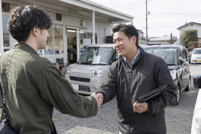 中古車の維持費が払えるか不安を確認する車選びのイメージ